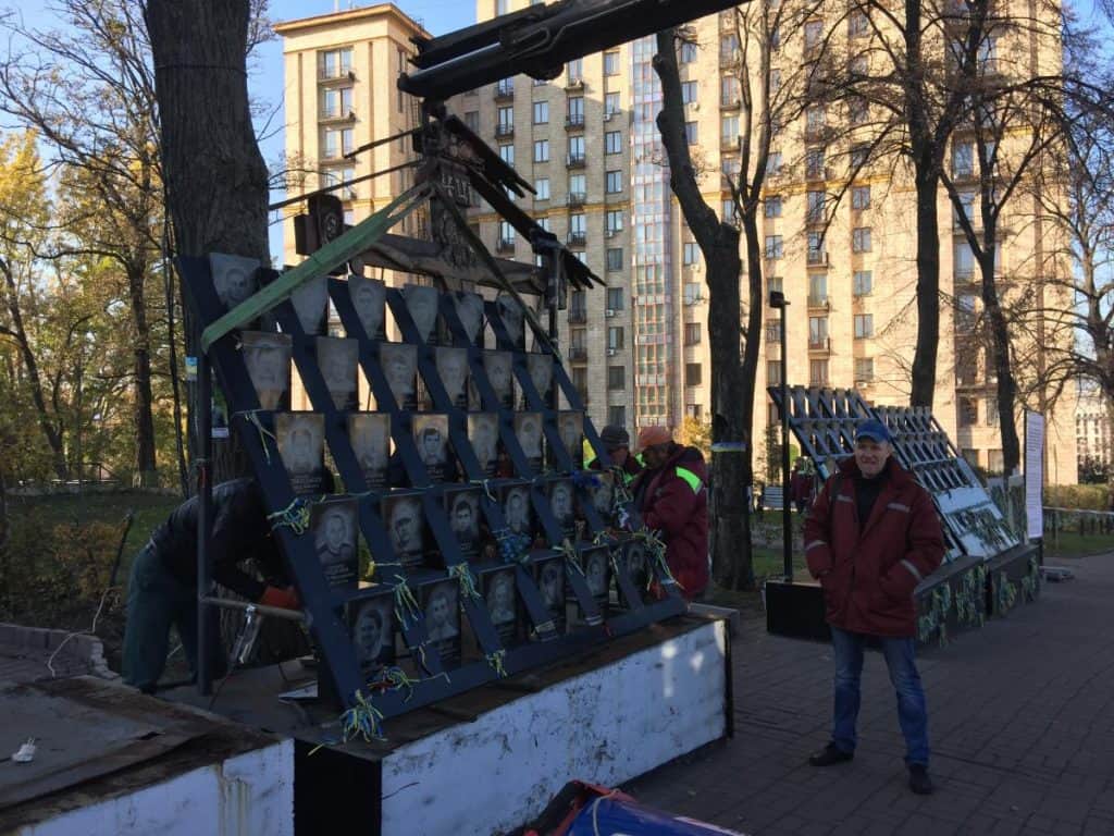 У Києві демонтують тимчасовий меморіал загиблим на Евромайдані
