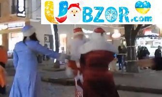 Драка Дід Морозів в Одесі. Два Діда Мороза побилися через маленьку дівчинку