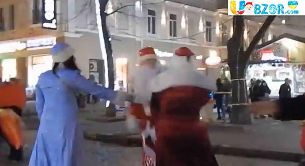 Драка Дід Морозів в Одесі. Два Діда Мороза побилися через маленьку дівчинку