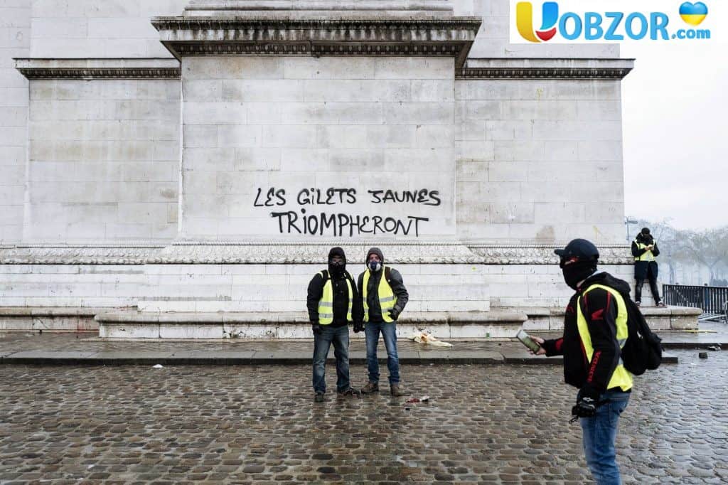 Протести в Парижі: демонстранти пошкодили Тріумфальну арку 