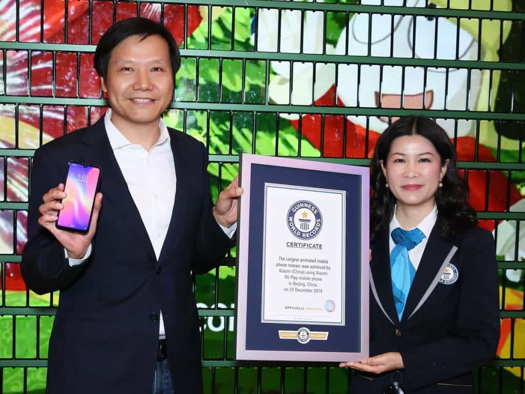 Xiomi створила новорічну ялинку з тисячі смартфонів