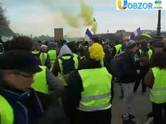 У Франції поліція застосувала водомети проти "жовтих жилетів"