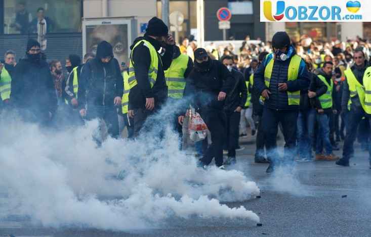 У Франції на вулиці вийшли десятки тисяч "жовтих жилетів": є затримані