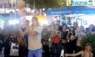 У Малайзії затримали двох громадян РФ, які жонглювали своєю дитиною