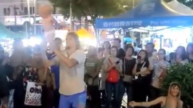 У Малайзії затримали двох громадян РФ, які жонглювали своєю дитиною