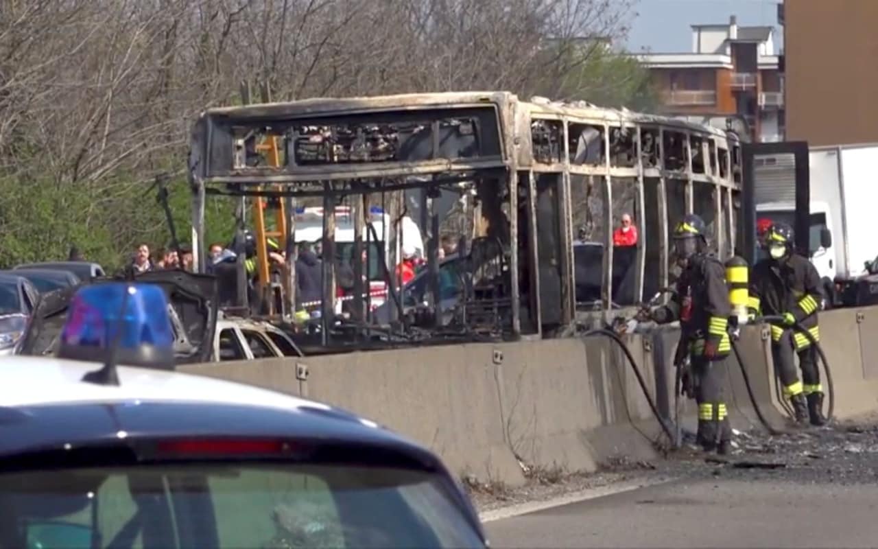 В Італії водій викрав і підпалив шкільний автобус, 12 постраждало