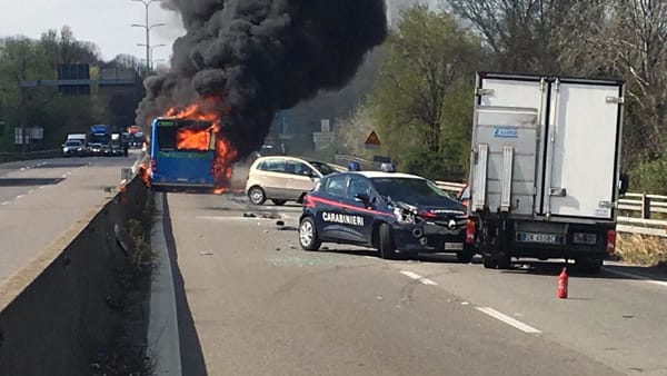 В Італії водій викрав і підпалив шкільний автобус