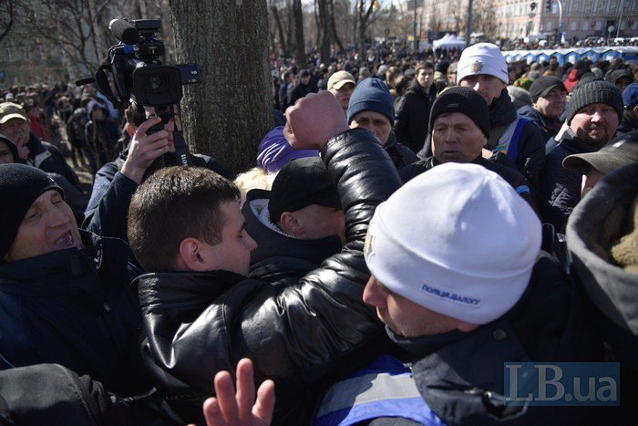 ﻿ Бійка на "народній зустрічі з Порошенко" 