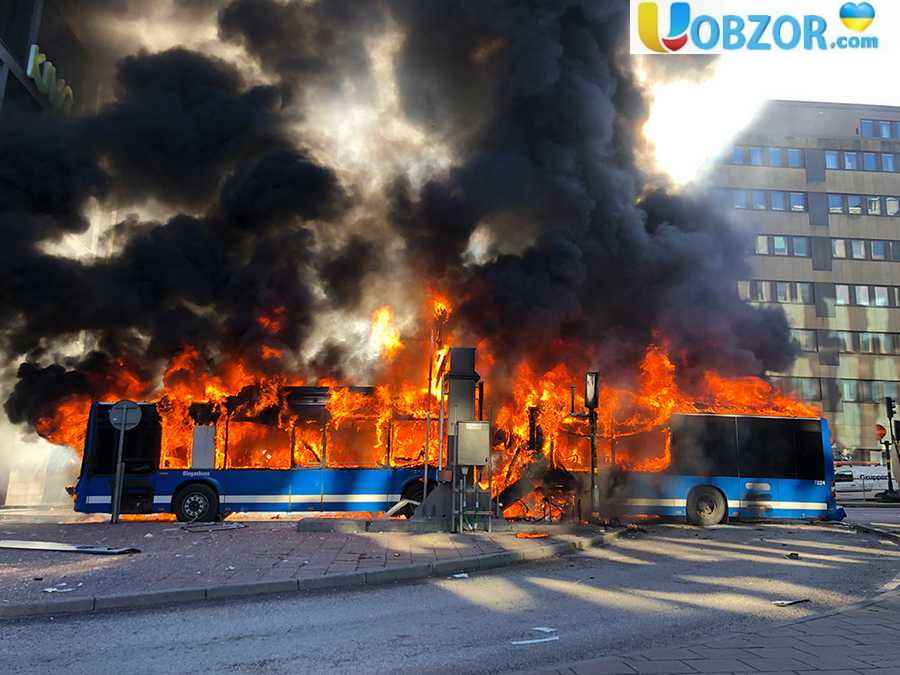 У центрі Стокгольму вибухнув пасажирський автобус