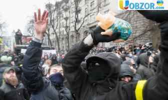 На мітингу проти корупції в Києві поліцейських закидали свинями