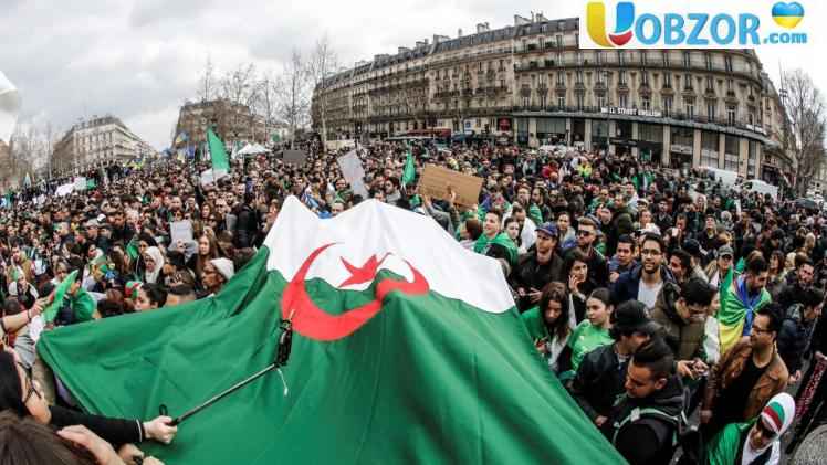 В Алжирі тривають протести, незважаючи на відставку президента