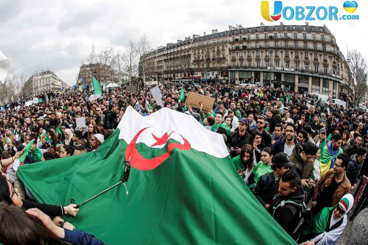 В Алжирі тривають протести, незважаючи на відставку президента