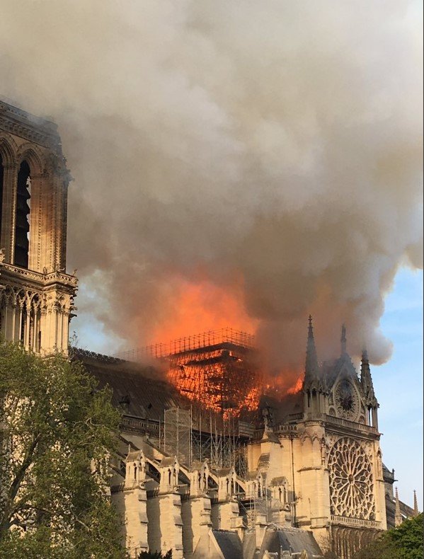 У Соборі Паризької Богоматері спалахнула масштабна пожежа