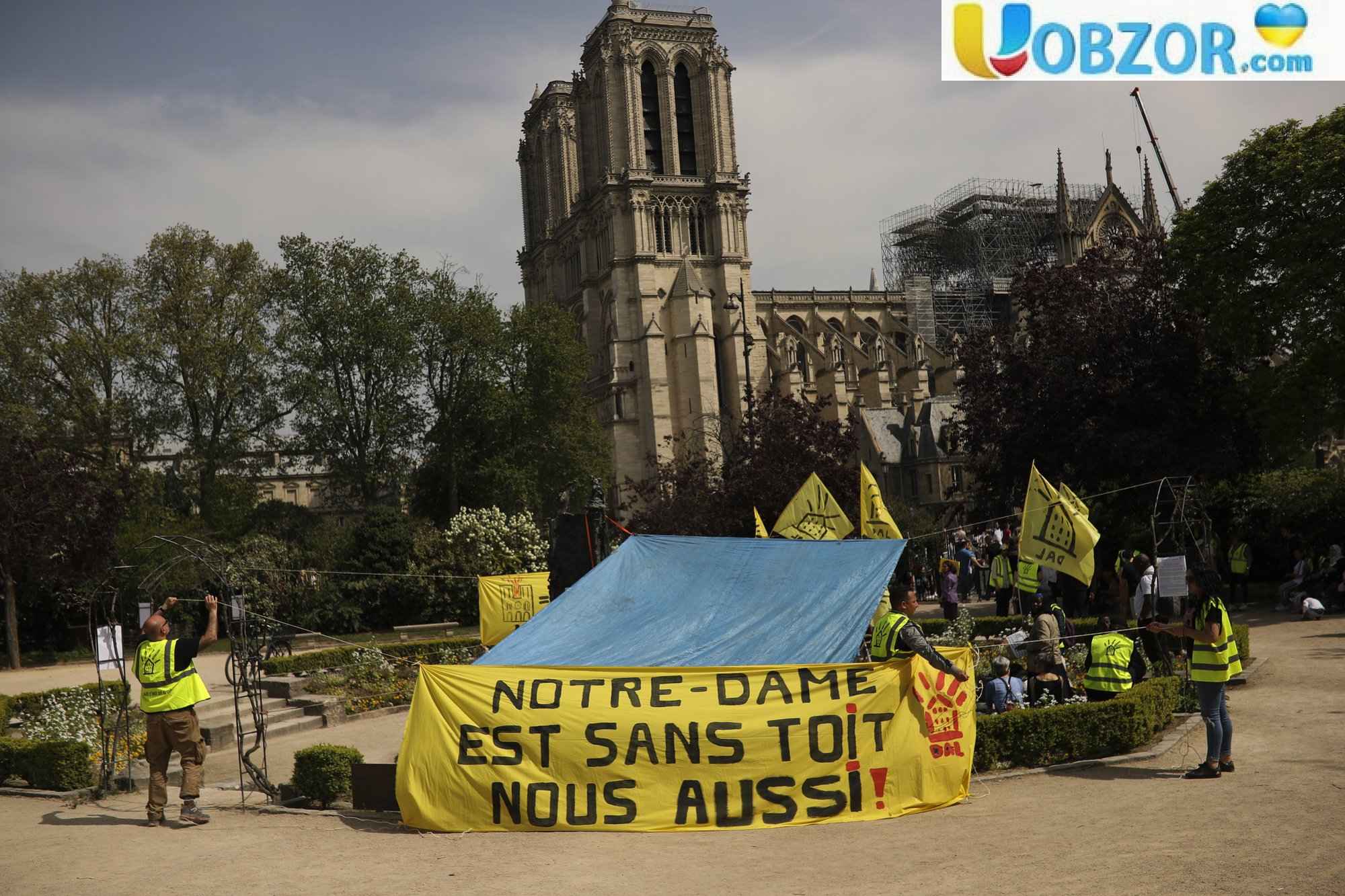 В Парижі 50 бездомних активістів влаштували протест біля Норт-Дама