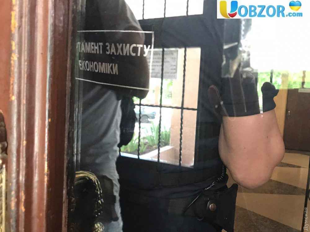 В Одесі чиновники попалися на хабарі: проводять обшуки
