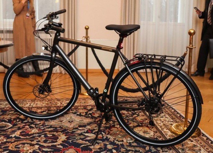 В Естонії Володимиру Зеленському подарували велосипед